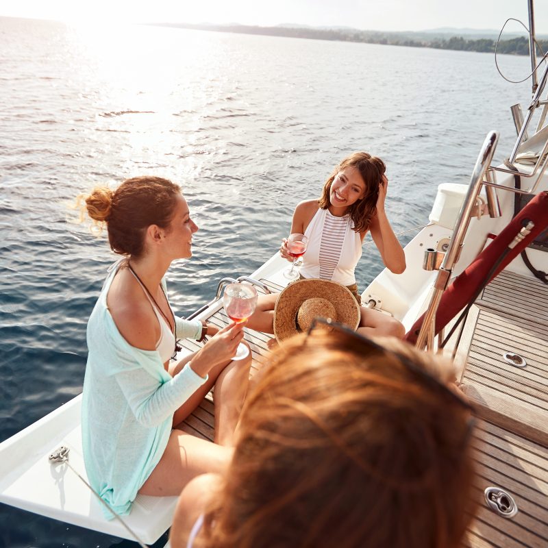 Happy,young,woman,on,the,boat,together,enjoy,at,vacation