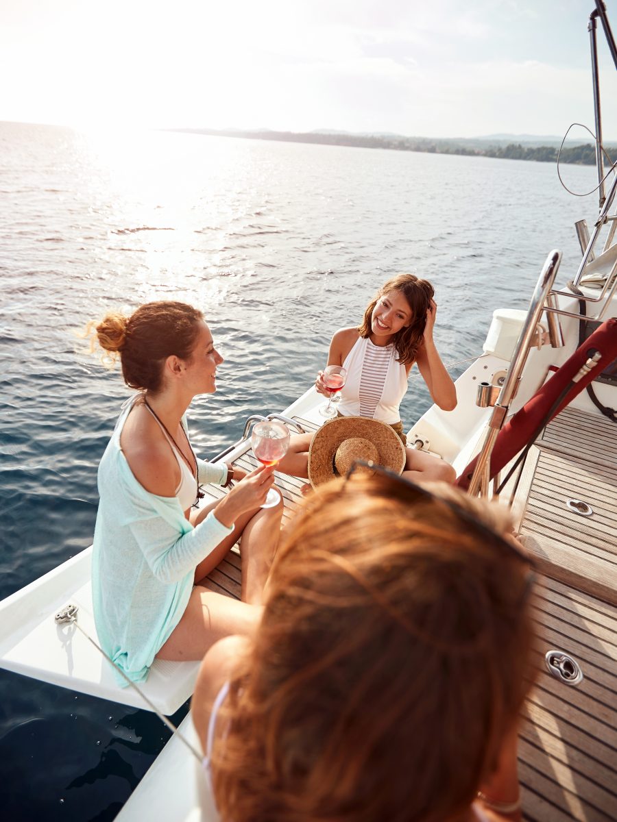 Happy,young,woman,on,the,boat,together,enjoy,at,vacation