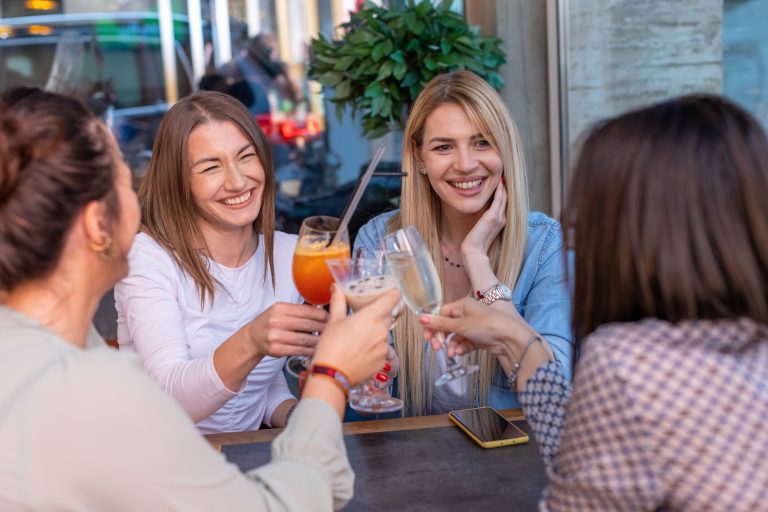 Girlfriends,toasting,in,the,restaurant